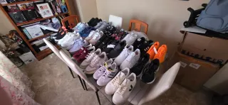 Consegna di Scarpe Sportive di Varie Marche