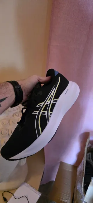 Consegna di Scarpe Sportive di Varie Marche