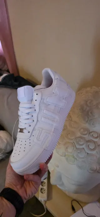 Consegna di Scarpe Sportive di Varie Marche