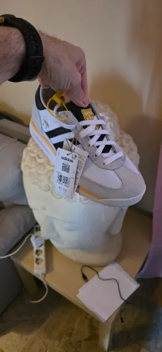 Consegna di Scarpe Sportive di Varie Marche