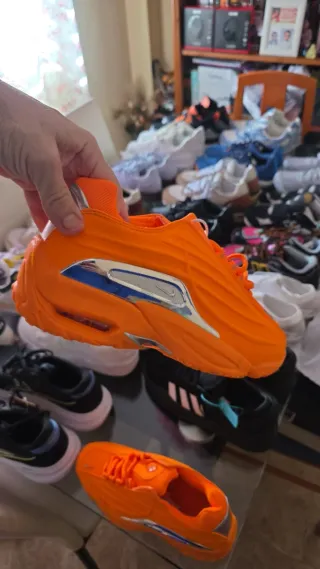 Consegna di Scarpe Sportive di Varie Marche