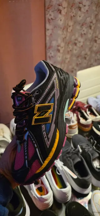 Consegna di Scarpe Sportive di Varie Marche