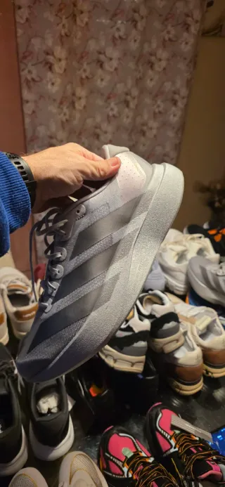 Consegna di Scarpe Sportive di Varie Marche