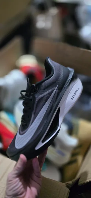 Consegna di Scarpe Sportive di Varie Marche