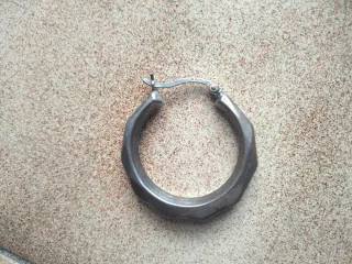 Pendientes de plata en forma de aro.