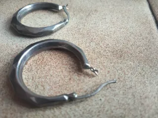 Pendientes de plata en forma de aro.