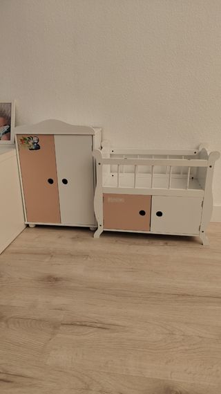 Armario y cuna para muñecas