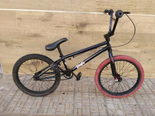 Bicicleta BMX Negra Ruedas Rojas