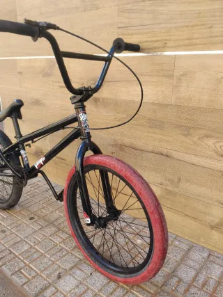 Bicicleta BMX Negra Ruedas Rojas
