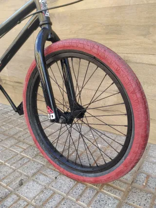 Bicicleta BMX Negra Ruedas Rojas