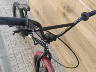 Bicicleta BMX Negra Ruedas Rojas