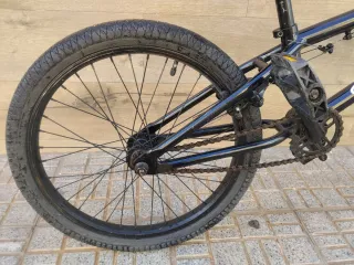 Bicicleta BMX Negra Ruedas Rojas