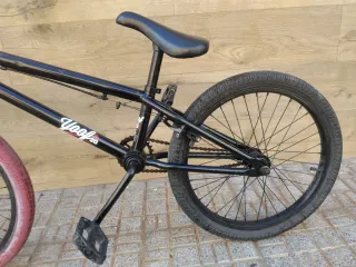 Bicicleta BMX Negra Ruedas Rojas
