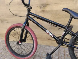 Bicicleta BMX Negra Ruedas Rojas