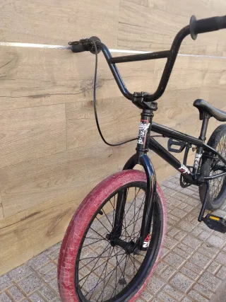 Bicicleta BMX Negra Ruedas Rojas