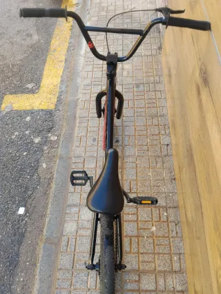 Bicicleta BMX Negra Ruedas Rojas