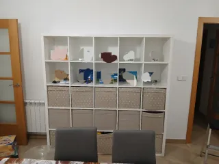 Mueble de 25 cubos blancos.