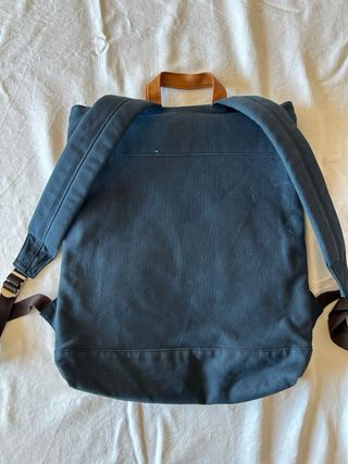 Mochila Lona Azul y gris, correas marrones.
