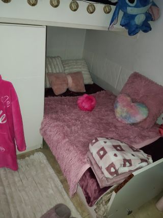 Cama doble con escalera de cajones