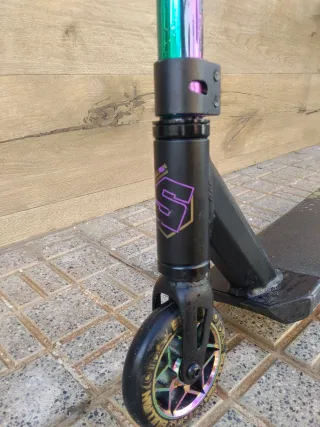 Patinete freestyle arcoíris