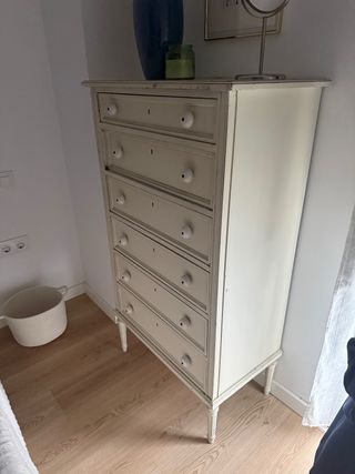 Cómoda de madera beige