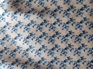 Blusa smanicata floreale bianca e blu