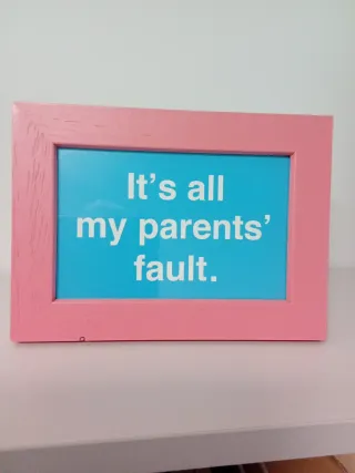 Marco con tarjeta "It's all my parents' fault"