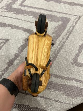 Vespa in legno intagliato