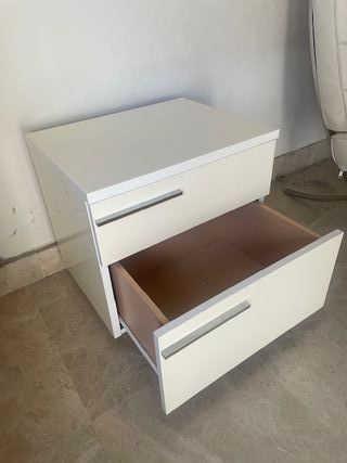 2 mesitas de noche blancas modernas – seminuevas