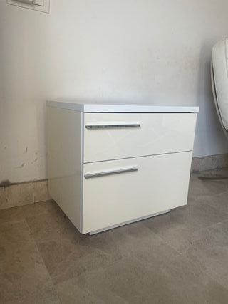 2 mesitas de noche blancas modernas – seminuevas