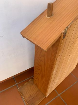 Estantería de madera con forma de casa