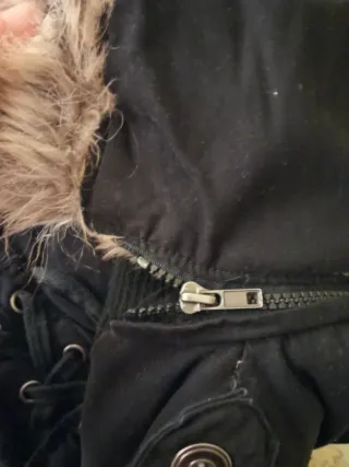 Chaquetón negro con capucha