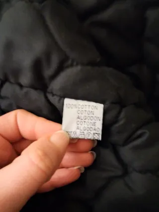 Chaquetón negro con capucha