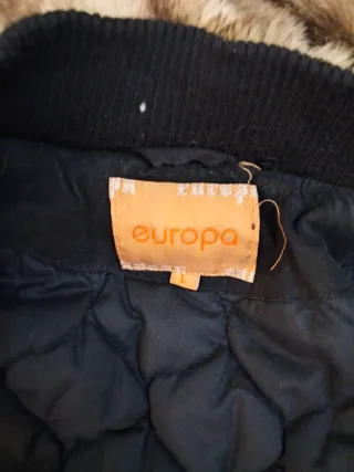 Chaquetón negro con capucha