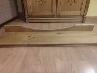 Mueble de madera con puertas y cajones