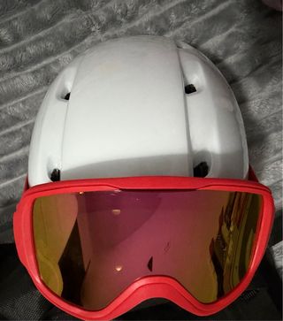 Mono de esquí WEDZE rojo Casco blanco  Gafas