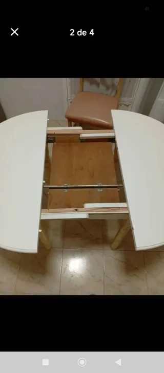 Mesa redonda de madera blanca