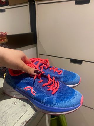 Zapatillas deportivas azules y rosas