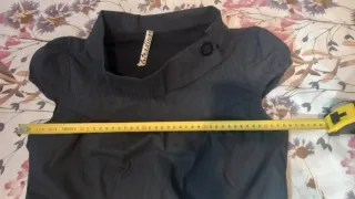 Vestido gris Stradivarius cuello barco con botón