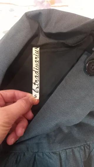 Vestido gris Stradivarius cuello barco con botón