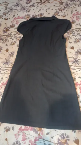 Vestido gris Stradivarius cuello barco con botón