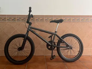 Bicicleta BMX infantil gris