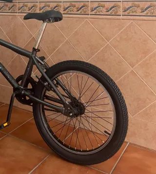 Bicicleta BMX infantil gris