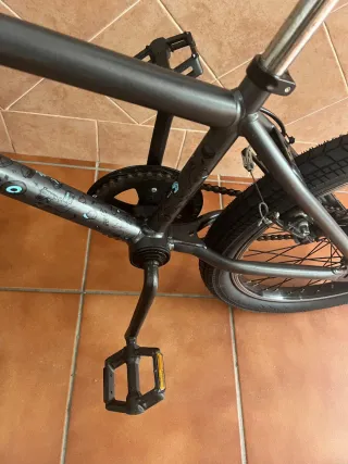 Bicicleta BMX infantil gris