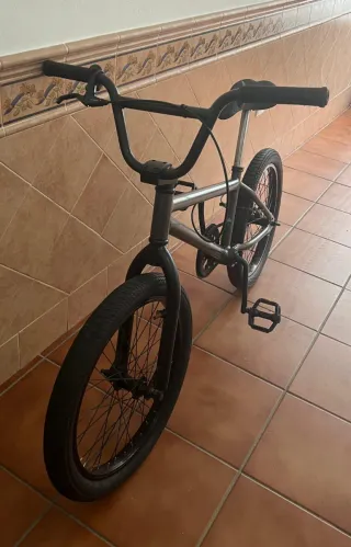 Bicicleta BMX infantil gris