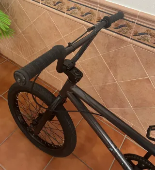 Bicicleta BMX infantil gris