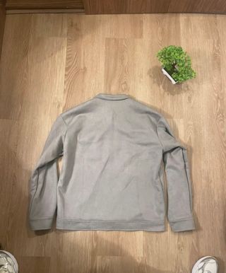 Chaqueta gris con cremallera y bolsillos