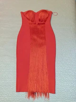 Vestido de fiesta rojo con flecos