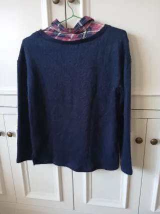 Jersey azul con camisa de cuadros