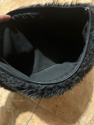Bolso negro peludo
